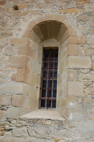 Fenêtre romane au vieil Aiglun.