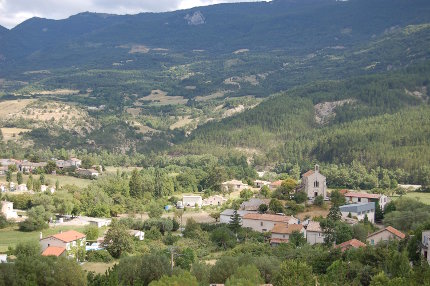 Le village au cœur de sa vallée.