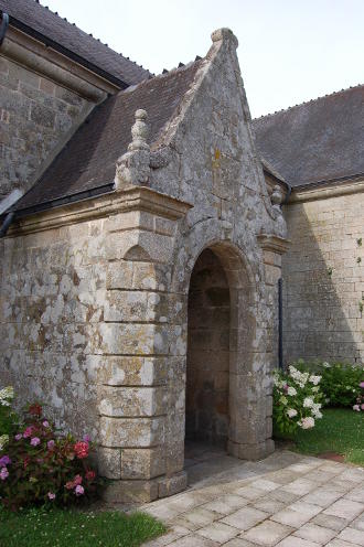 le porche de l'église Saint Brévin
