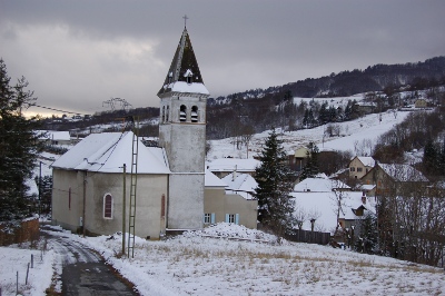 L'église, la neige, les cieux tourmentés