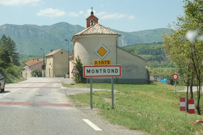 Arrivant à <strong>Montrond</strong>...