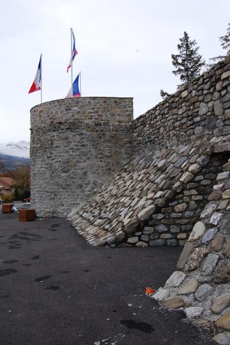 Les ruines du château de <strong>La Bâtie-Neuve</strong>
