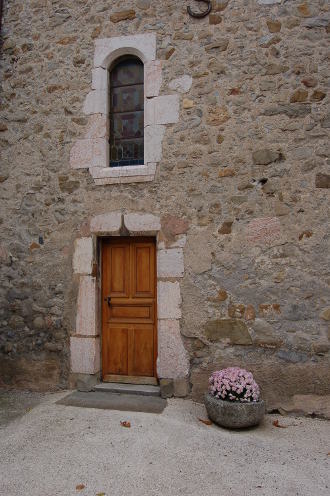 L'entrée de l'église de <strong>La Bâtie-Neuve</strong>