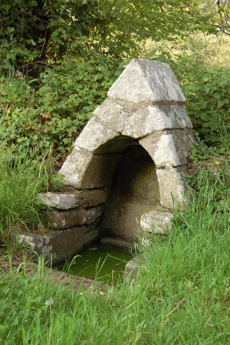 <b<Feunteun ar Sklerijenn</strong>: la fontaine de la Clarté, près de la chapelle du même nom.
