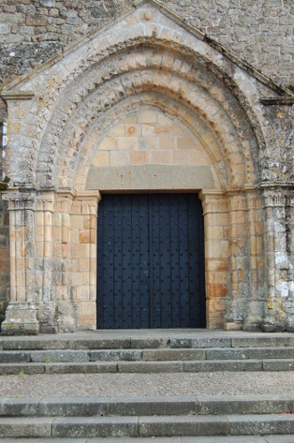 Porte romane et église paroissiale