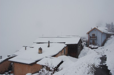 Le village sous ses neiges hivernales...