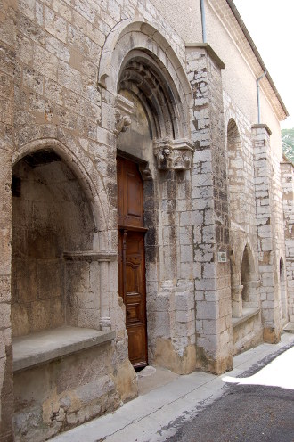 Le portail de l'église Saint Arey...
